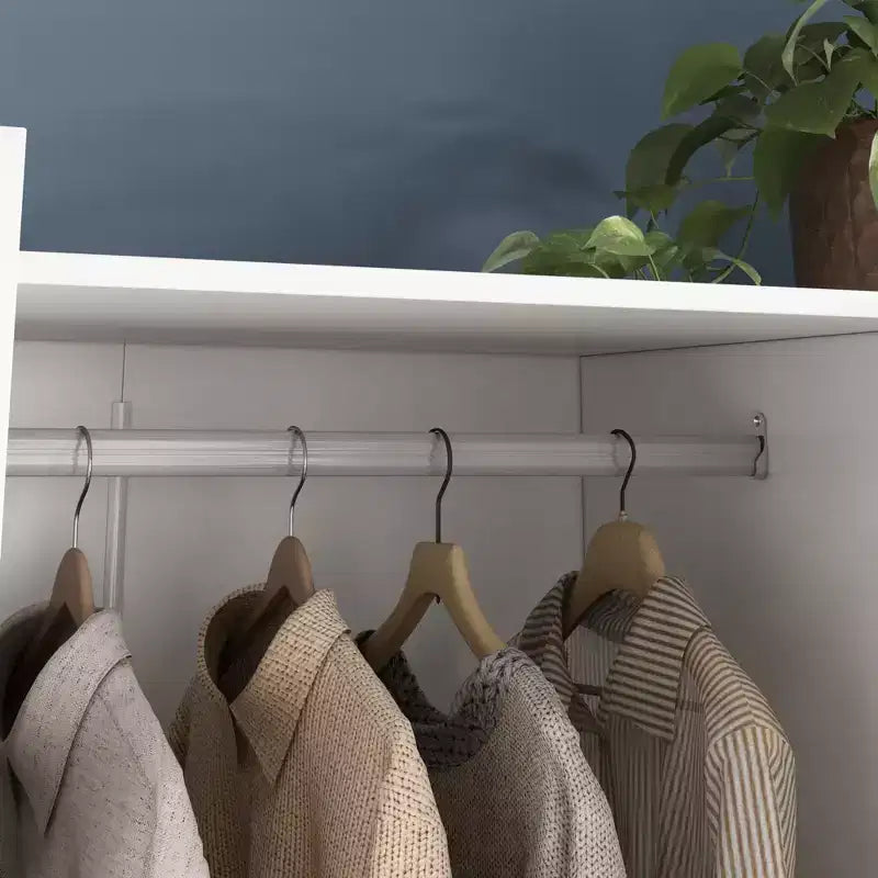 Armario blanco de 3 puertas con tiradores de cerámica florales – Zonas de colgar y almacenamiento