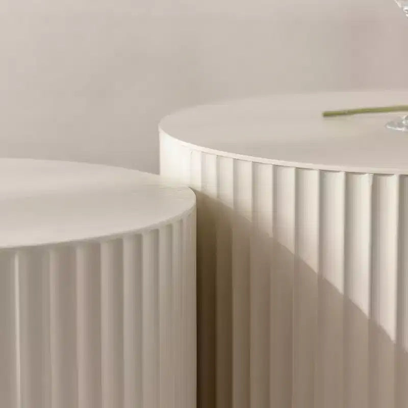 Mesa de centro redonda de madera con diseño en relieve artesanal para espacios pequeños, no requiere montaje