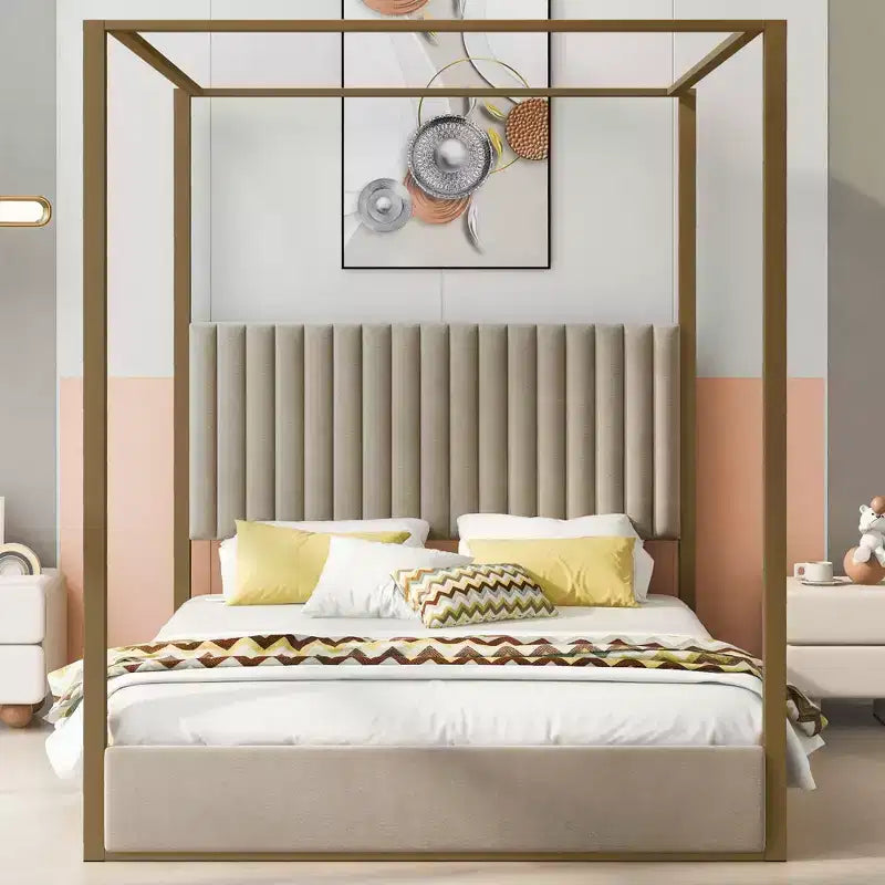 Cama tipo plataforma con dosel tapizado tamaño Queen/King con cabecero y estructura metálica